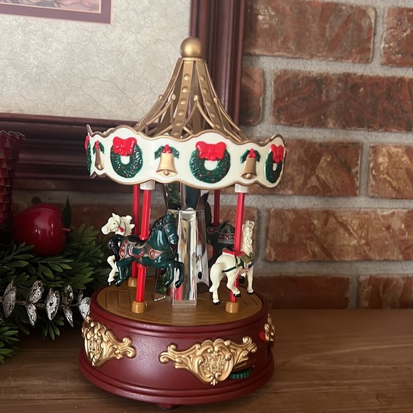 ❤️1998 Maisto Christmas Collection animated musical "VILLAGE CAROUSEL - Picture 3 of 11